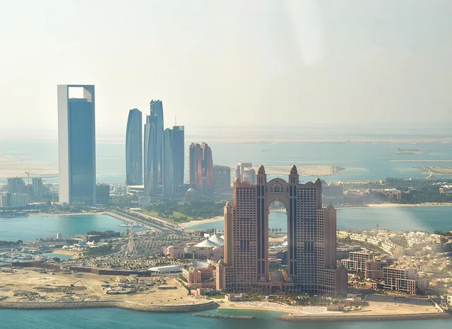 Abu Dhabi Helicopter Tour: Shared 30-Minute Scenic Flight in Abu Dhabi — experience image 7 of 9