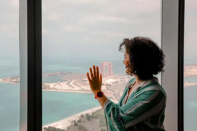 Abu Dhabi Tour from Dubai: Grand Mosque, Palace & Etihad Towers in Dubai — experience image 4 of 24