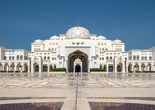 Abu Dhabi Private City Tour from Sharjah: Grand Mosque & Corniche in Sharjah — experience image 13 of 30
