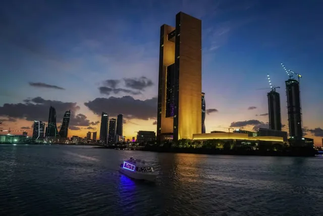 Manama Private Boat Cruise & Bahraini Restaurant Dinner in Manama — experience image 4 of 9